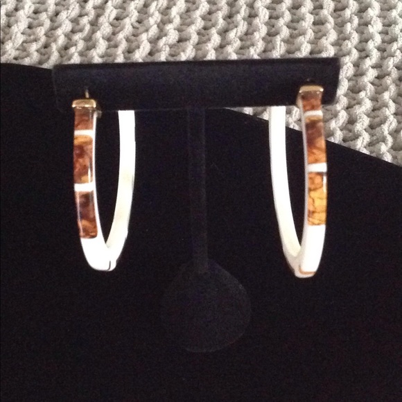 Vintage white Lucite & faux amber inlay hoops - Picture 3 of 7